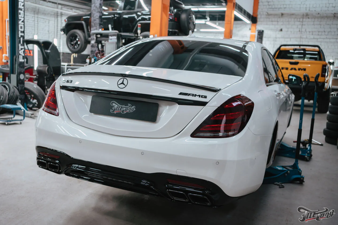 Фирменный шиномонтаж на стендах Hunter для Mercedes S63 AMG. Устраняем причину вибраций на скорости